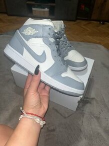 Jordan 1 mid