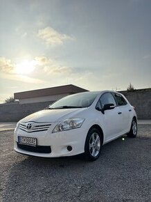 Toyota Auris Hatchback 2011