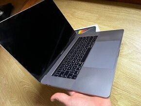 Apple MacBook pro 15” Retina Touch Bar 1TB disk /SUPER CENA/