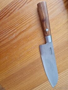 Kuchynsku noz santoku