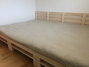 "Paletová" posteľ 310 × 200 cm s futónmi z konskej hrivy