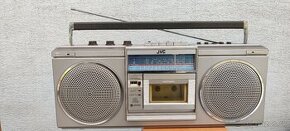 Radiomagnetofon JVC.