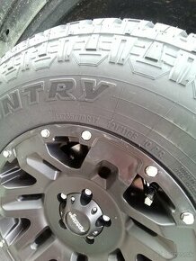 Toyo Open Country 285/70R17