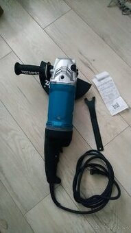 Makita- GA9070. UHLOVÁ BRUSKA.