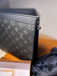 Pánsky clutch Louis Vuitton.