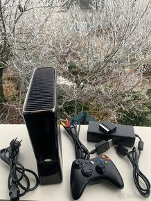 XBOX 360 (250GB) + päť hier a ovládač.