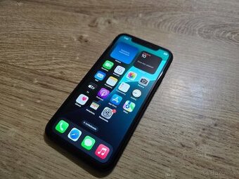 Iphone xr 128gb cierny v super stave ma len jemne znamky pou