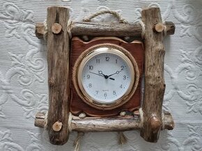 Nástenné hodiny z dreva 38x35 cm