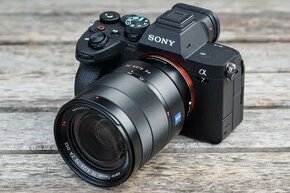 Sony Alpha A7 IV + FE 28–70 mm F3,5–5,6 OSS + FE 85 mm f/1.8