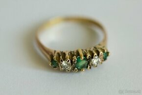 Starožitný 18ct zlatý prsteň so smaragdami a diamantami