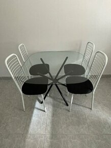 Jedálenský stôl a 4 jedálenské stoličky