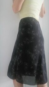 Čierna sukňa s potlačou kvetov -veľkosť 38 - 1