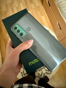 Predám telefón moto g60.