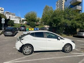 Opel Astra r. 2018 - poškodený zadok