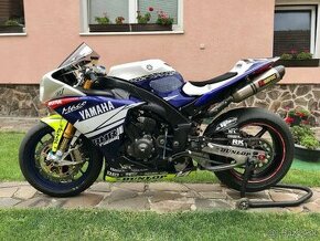 YAMAHA R1 SUPERBIKE - 1