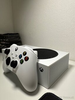 Xbox Series S - 512GB - zapnutý 10x AKO NOVÝ