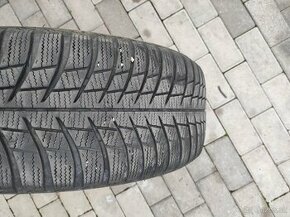 Predám dve zimné pneu Bridgestone 205/55R16