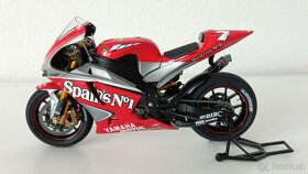 1:12 Postavená Tamiya Yamaha YZR-M1 2004 - 1