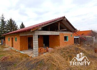 Na predaj hrubá stavba rodinného domu so zastrešenou terasou