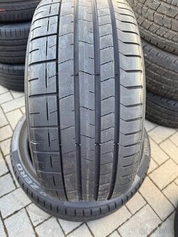 235/35R19 Pirelli