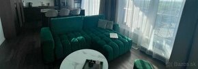 Smaragdový semišový rohový gauč