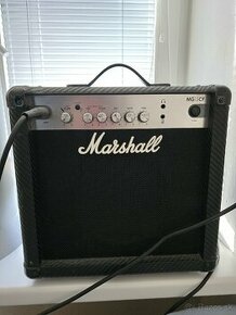 Gitarové kombo Marshall s gitarou