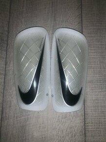 Chranice NIKE - 1