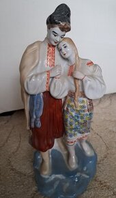 Porcelánová soška zaľúbeného páru