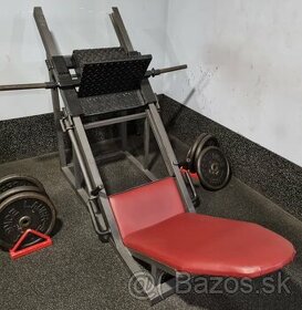 Posilňovací stroj na nohy Legpress