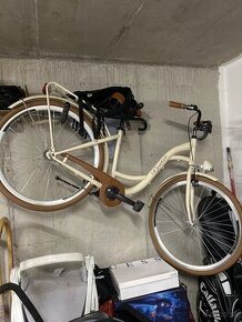 Béžový retro bicykel s košíkom