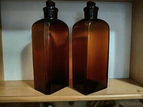 Starožitné sklenené fľaše hranaté so špecifickým vrškom