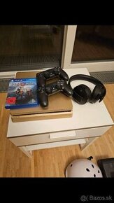 PlayStarion 4 500GB, 2 Controller, Headset, God of War PS4