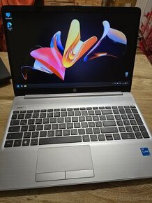 HP 250 G8 so 16gb ram 512gb ssd diskom a intel i5 procesorom