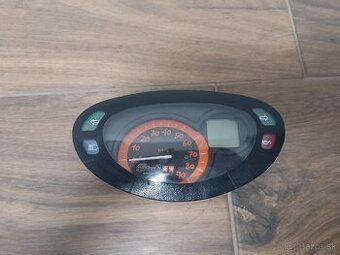 Predám custom Stage 6 tachometer na Yamaha Neos