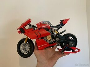 ZNIZENA CENA  Lego Technic Ducati Panigale V4 - 1