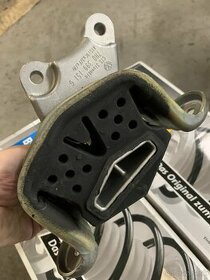 NOVÝ ND VW T5 Silentblok Prevodovky 7H0 399 151G OEM