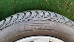 Predám zimné pneumatiky Pirelli na diskoch s puklicami VW - 1