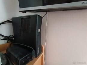 Xbox 360, kinekt, 2 ovládače + hry