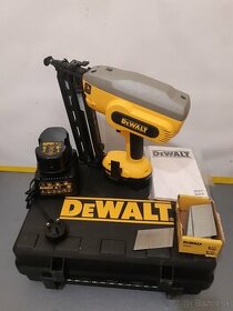 Klincovačka Dewalt+2x akú bateria - 1