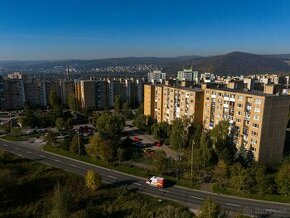 REZERVOVANÉ - 3 izb. byt, Varšavská 25, pri lese, 82 m2 + lo