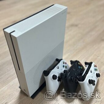 Xbox One S 500GB + 3 ovládače + stojan