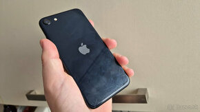 Poškriabaný Apple iPhone SE 2022