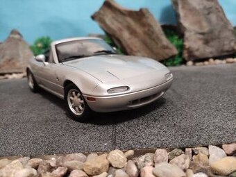 Prodám model 1:18 Mazda MX-5 miata NA