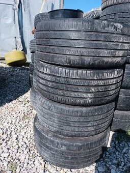 225/40 R18 Barum