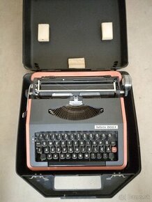 Starý písací stroj Hebros 1300 F, s prenosným kufríkom
