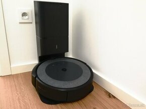 Robotický vysávač Robot Roomba i7 s vyprázdňovacou stanicou