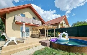 Zariadený rodinný dom s bazénom - pohyblivá cena