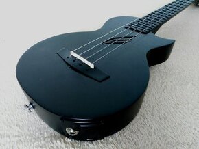 Predam koncertne ukulele Cascha Carbon Fibre.