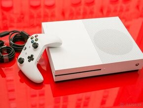 Xbox One S 1TB HDD so 6 hrami