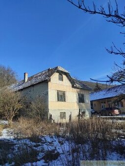 NOVÁ NIŽŠIA CENA  Priestranný rodinný dom v pôvodnom stav